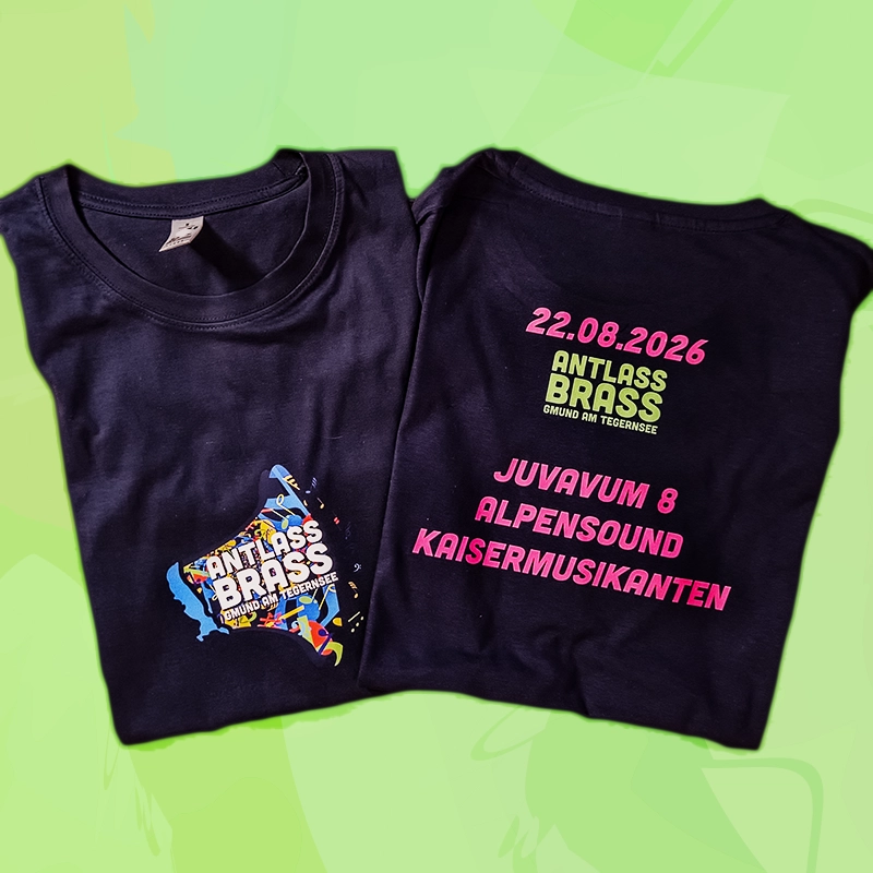 Fanartikel dunkle blaue T-Shirts mit Logo von Antlassbrass auf der Brust und Aufdruck auf dem Rücken mit Logo, Veranstaltungsdatum 22.08.2026 und Musikgruppen Juvavum 8, Alpensaund und Kaisermusikanten.